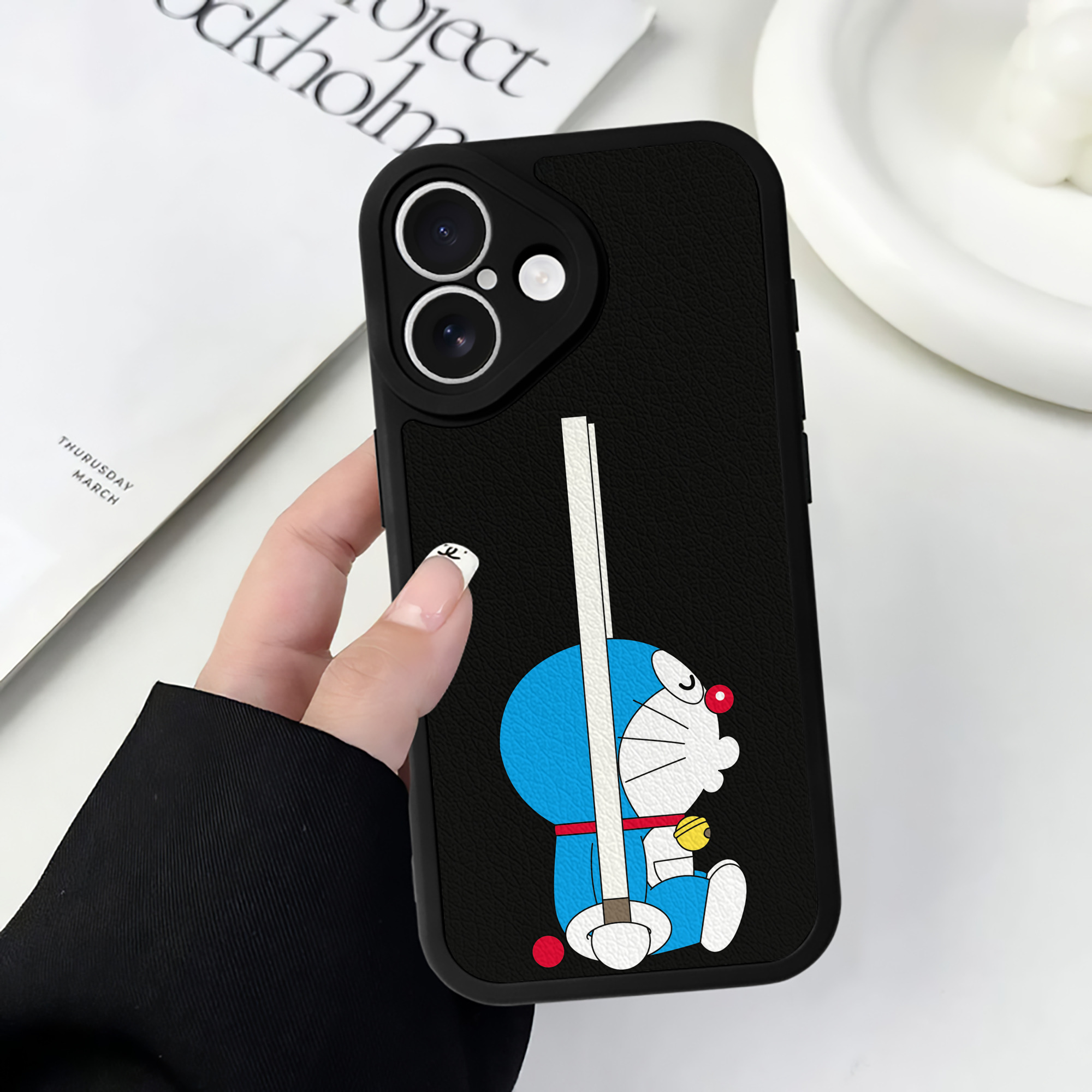 （画像用） ドラえもん Doraemon 【iPhone 16シリーズ対応】シリコンスマホケース（レザー調） 材質：シリコン